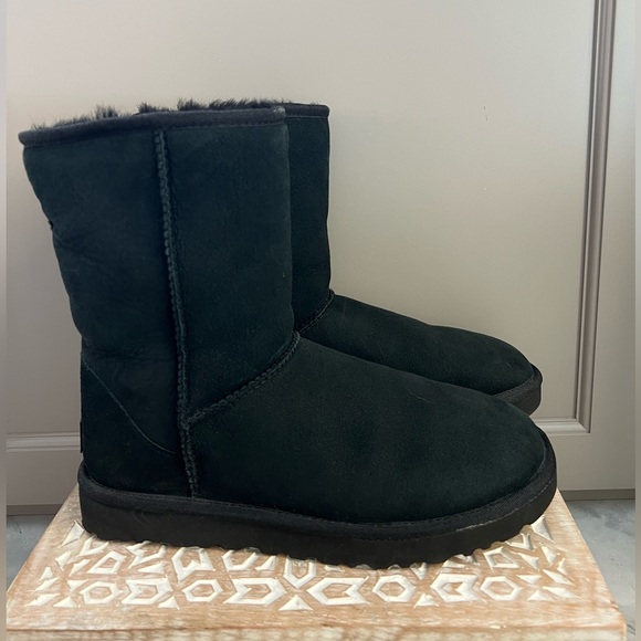 UGG® Classic Short II, Size Women’s 8 - Picture 4 of 10